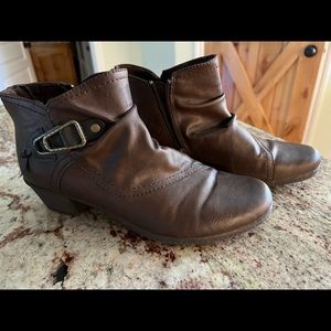 Earth Origins Side Zip Booties size 10